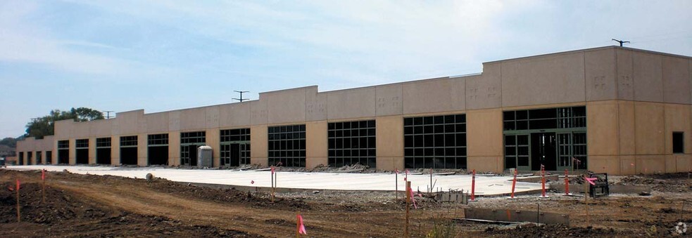 1300 Metro East Dr, Pleasant Hill, IA for lease - Building Photo - Image 3 of 4