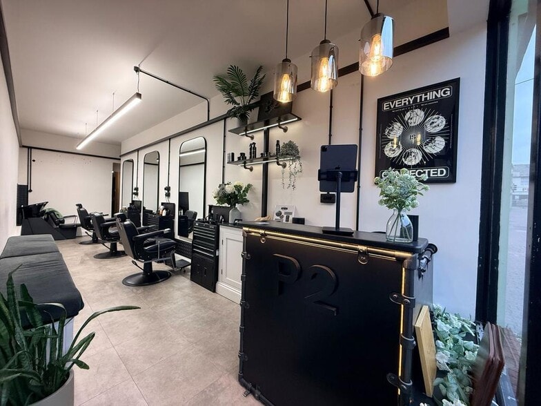 76 Camden Rd, Tunbridge Wells for sale - Interior Photo - Image 3 of 11