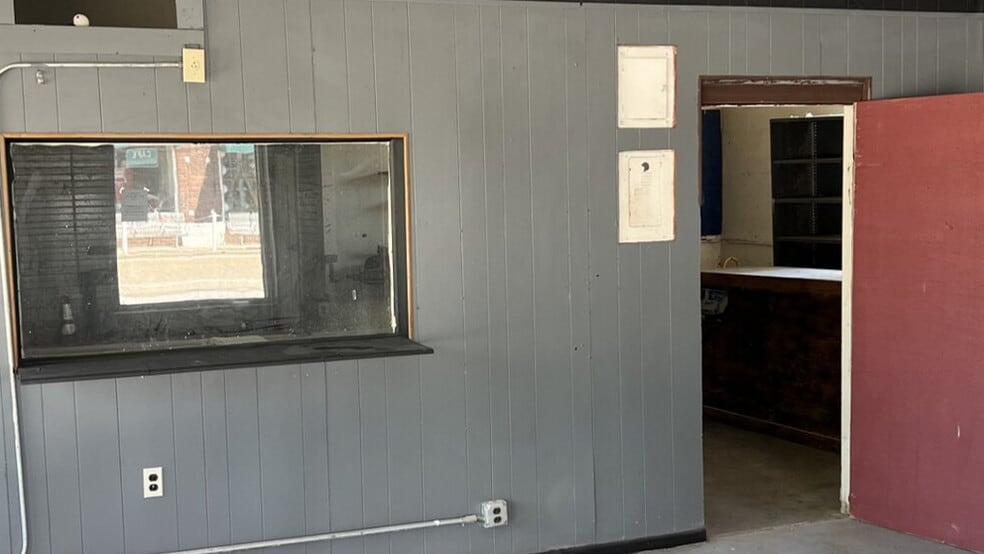 64 Main & Highway 64B, Crawfordsville, AR for sale - Interior Photo - Image 3 of 4