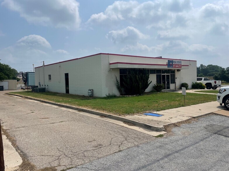 133 E Main St, Azle, TX for sale - Building Photo - Image 1 of 1