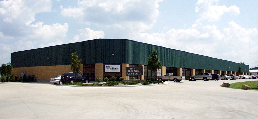 680 Crown Industrial Ct, Chesterfield, MO for lease - Building Photo - Image 3 of 15