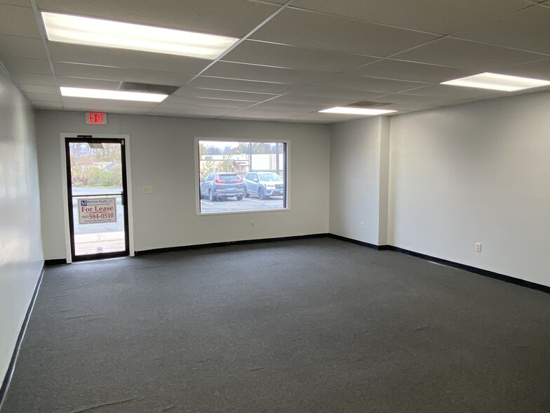 95-127 Fenn Rd, Newington, CT for lease - Interior Photo - Image 1 of 8