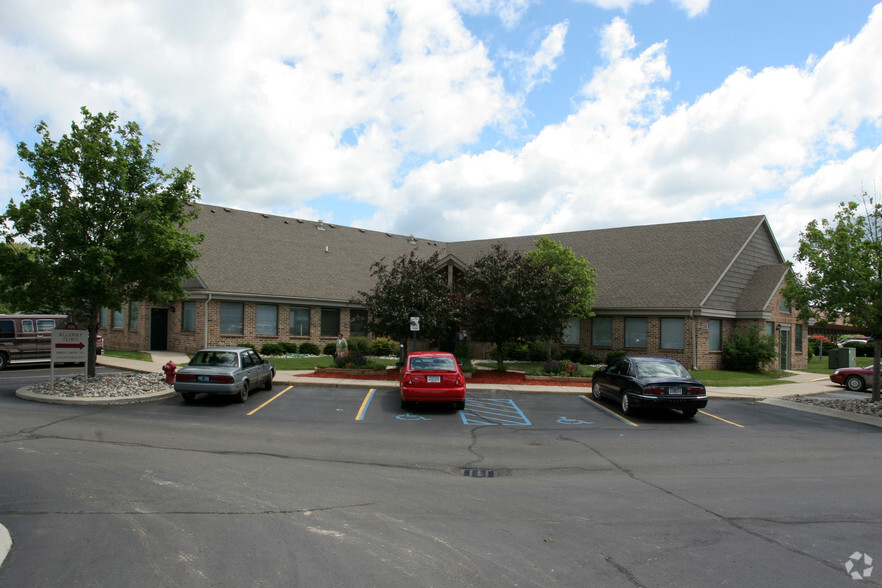 2035 W Lake Lansing Rd, East Lansing, MI for lease - Building Photo - Image 1 of 7