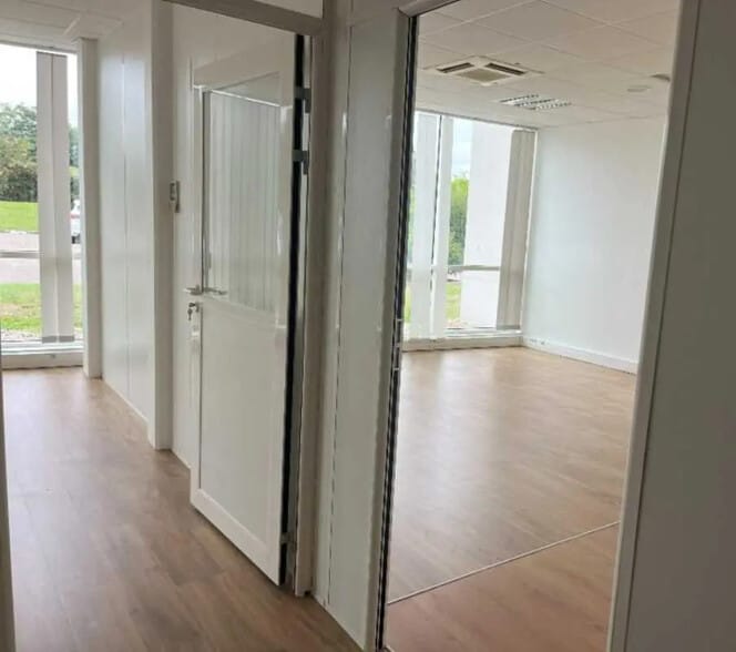 Office in Saint-Priest for lease - Interior Photo - Image 2 of 21