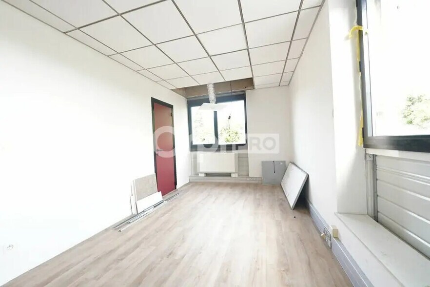 Office in Saint-Quentin-Fallavier for lease - Interior Photo - Image 3 of 7