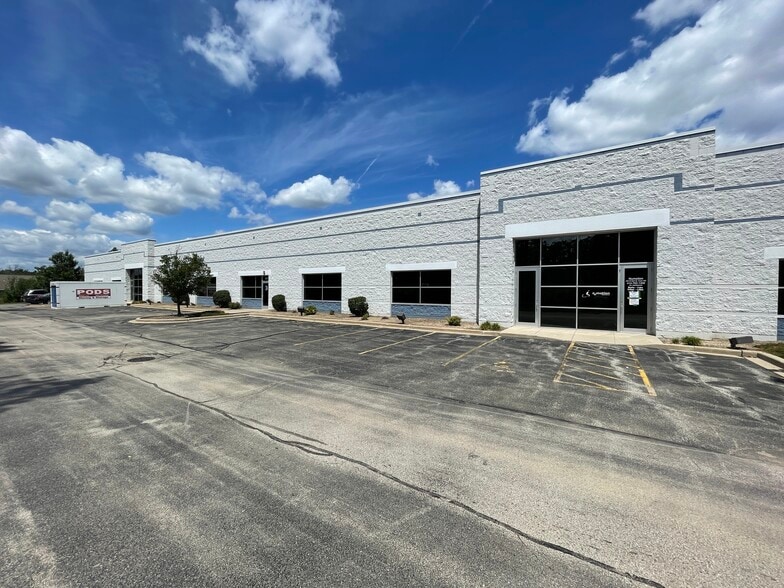 440 W Bell Ct, Oak Creek, WI for lease - Building Photo - Image 2 of 9