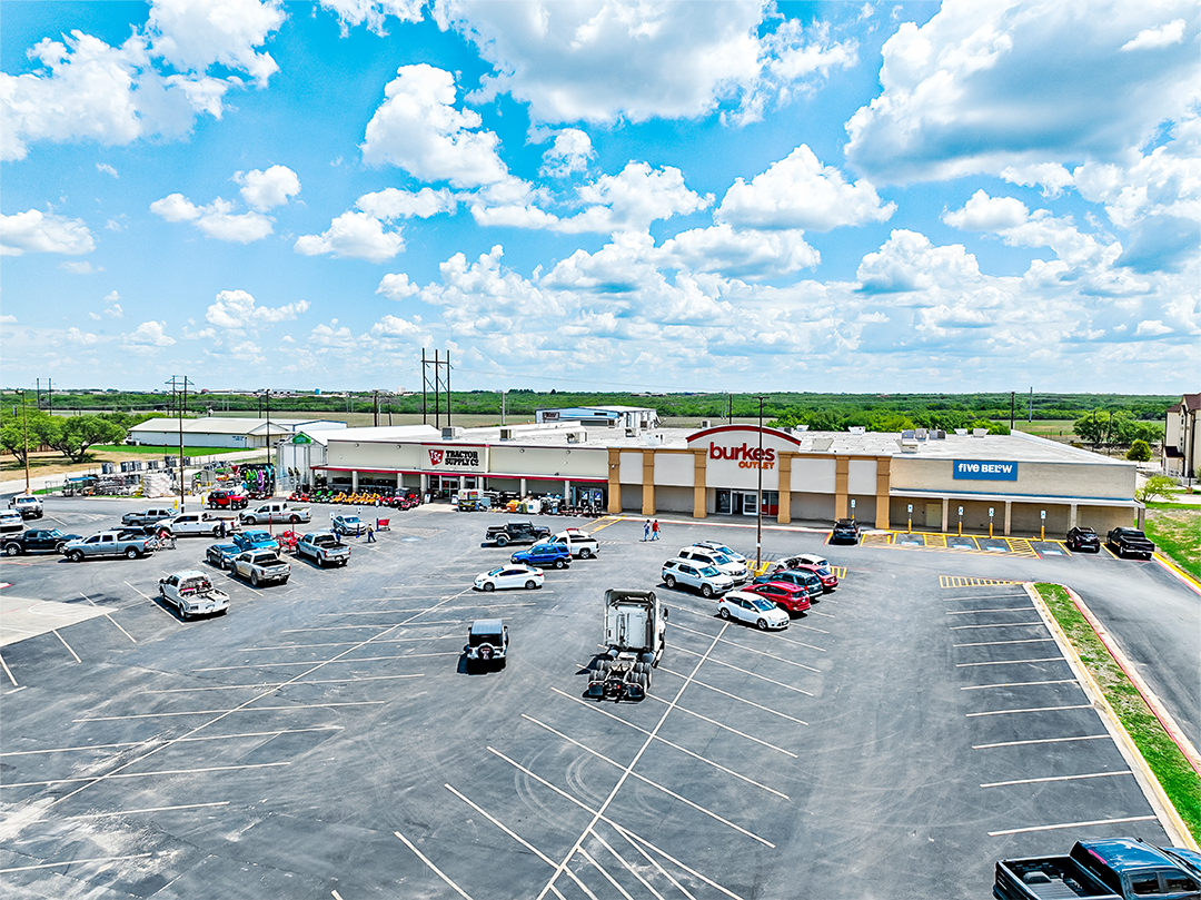 1715 W Oaklawn Dr, Pleasanton, TX for sale Building Photo- Image 1 of 1