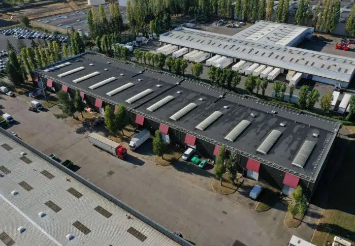 Industrial in Coignières for lease - Building Photo - Image 1 of 3