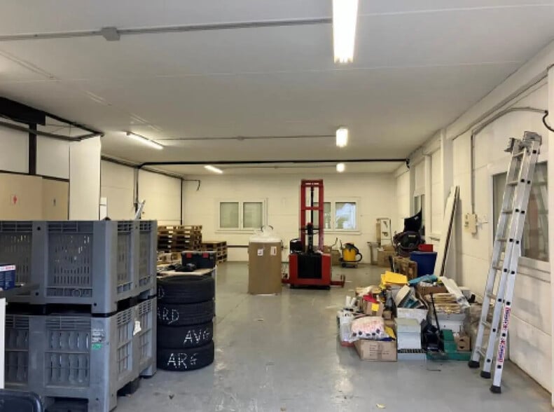 Flex in Villebon-sur-Yvette for lease - Interior Photo - Image 2 of 4