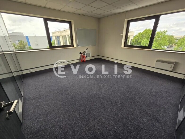 Office in Villebon-sur-Yvette for lease - Interior Photo - Image 2 of 8