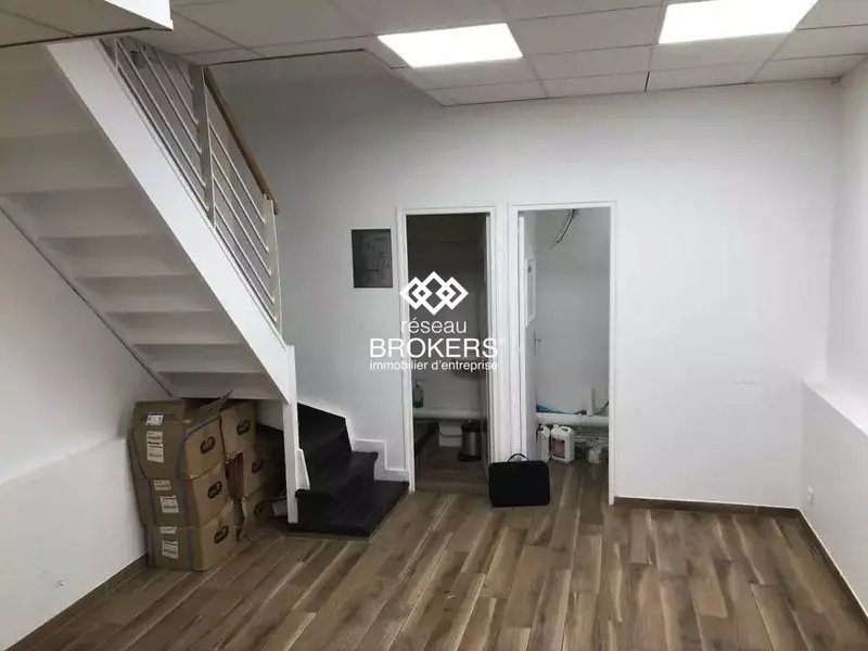 Retail in Neuilly-sur-Seine for lease Interior Photo- Image 1 of 1