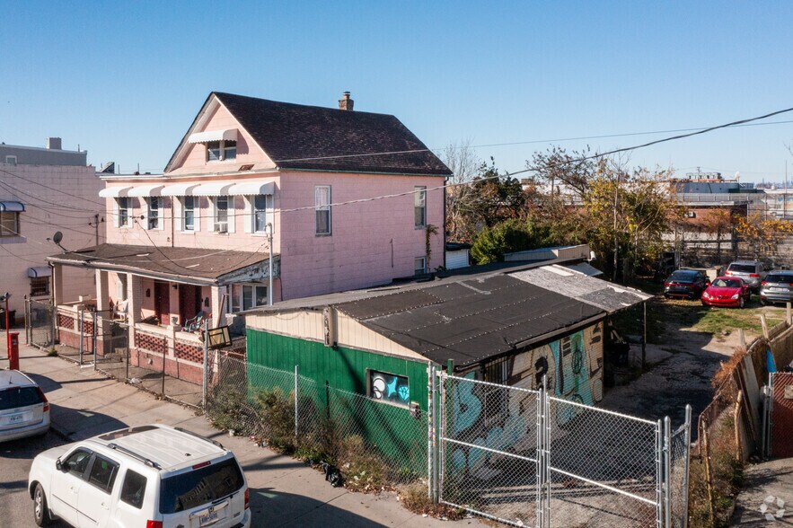 11120 Rockaway Beach Blvd, Rockaway Park, NY for sale - Primary Photo - Image 1 of 1