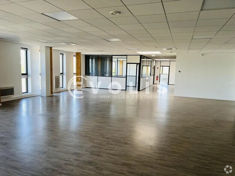 6 Rue Clément Ader, Brie-Comte-Robert for lease - Interior Photo - Image 3 of 14