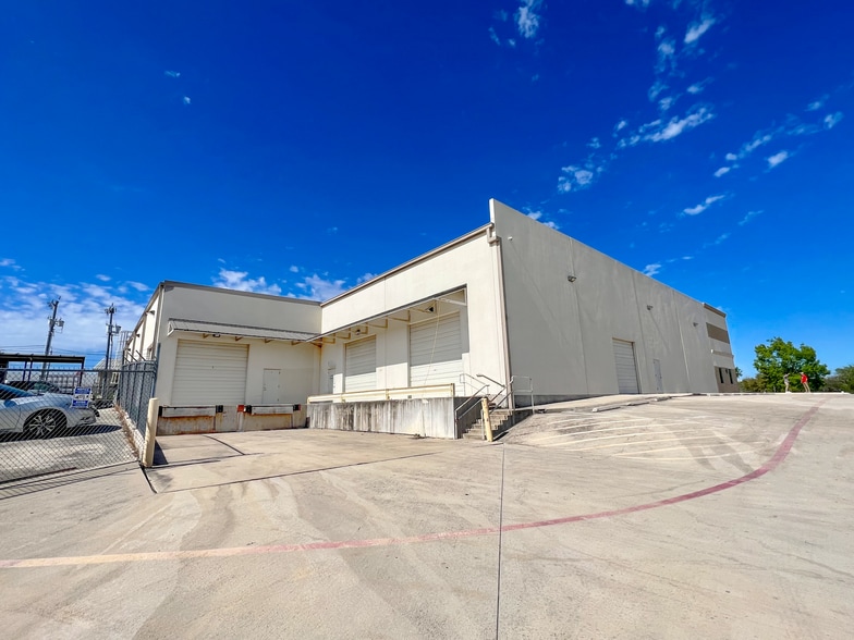1649 Universal City Blvd, Universal City, TX for sale - Building Photo - Image 2 of 6