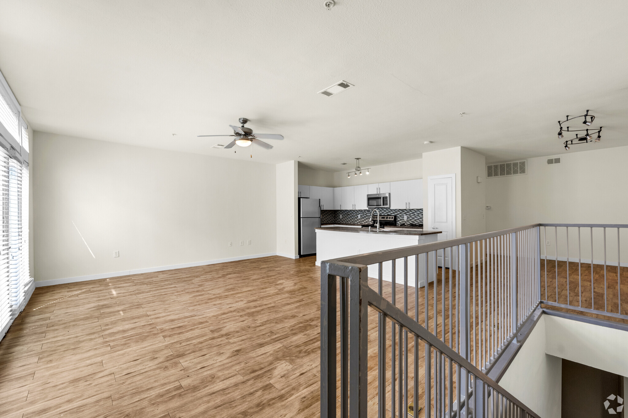 1430 Dragon St, Dallas, TX for lease Interior Photo- Image 1 of 3