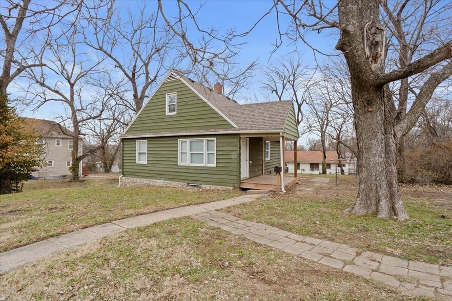 Jackson County KCMO 72 Door Portfolio portfolio of 58 properties for sale on LoopNet.com - Building Photo - Image 2 of 23