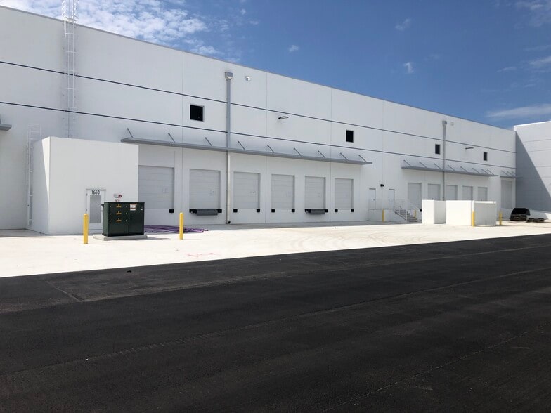 Silver Beach Rd, West Palm Beach, FL for lease - Building Photo - Image 2 of 8