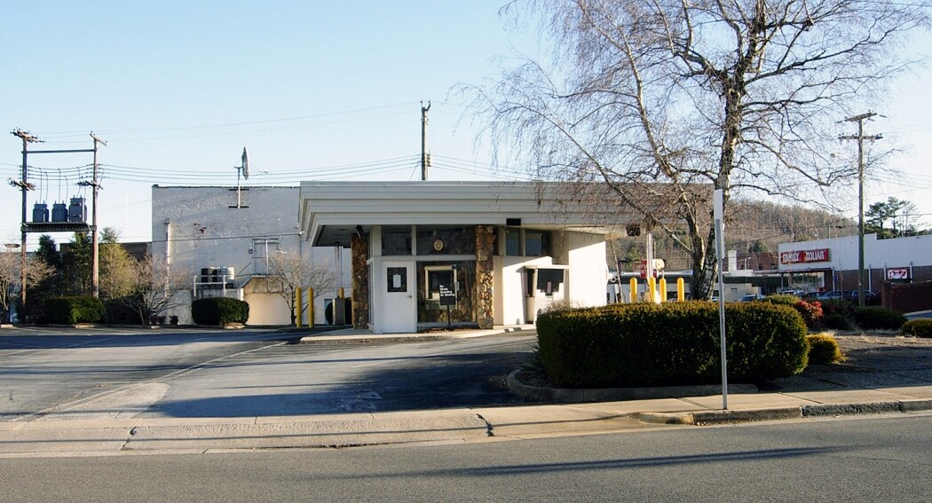 111 W Center St, Galax, VA 24333