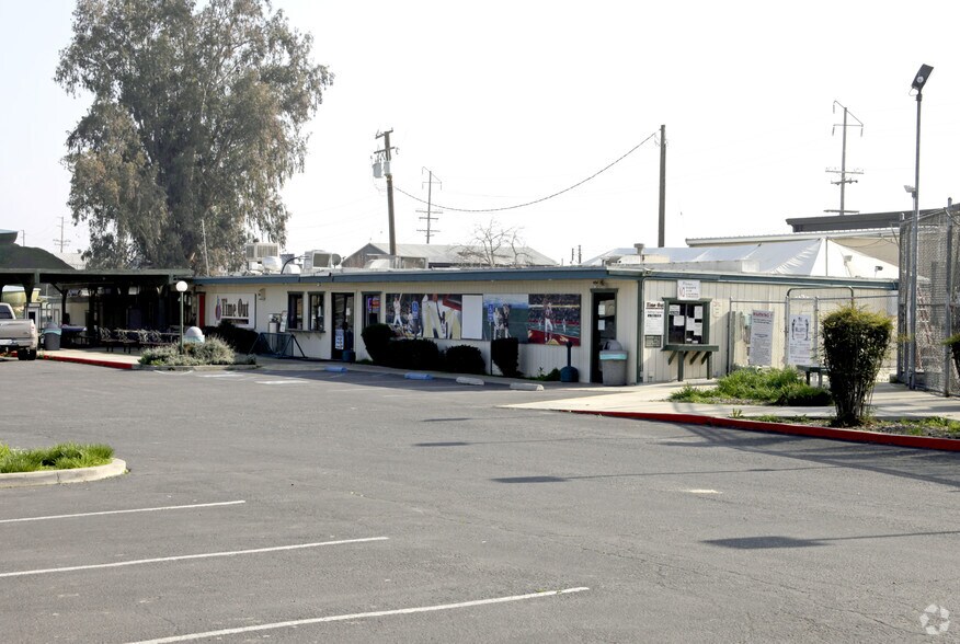 110 N Mooney Blvd, Tulare, CA for lease - Primary Photo - Image 1 of 17