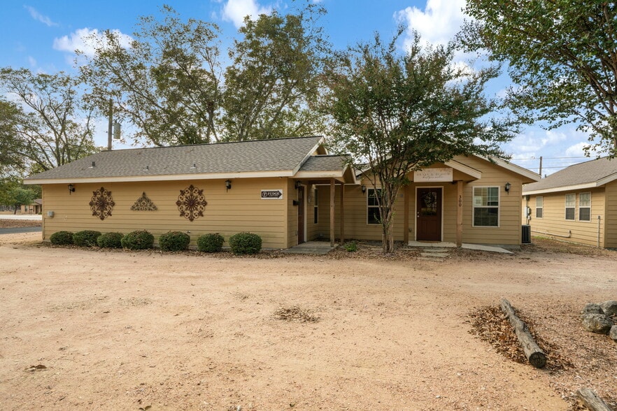 916, 920, 926, 930 E Blanco Road portfolio of 4 properties for sale on LoopNet.com - Building Photo - Image 1 of 65