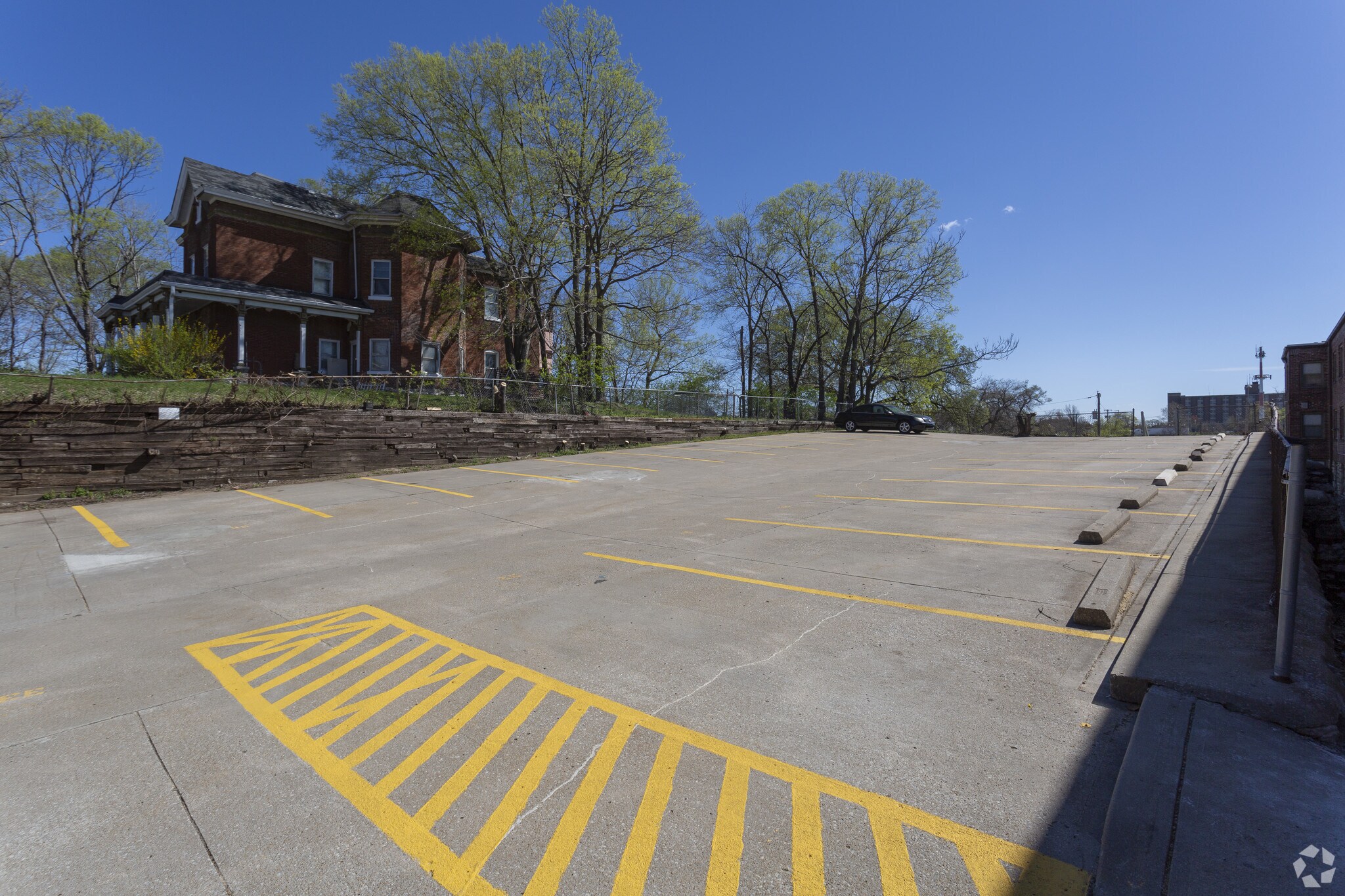 1310 Admiral Blvd, Kansas City, MO 64106 Admiral Apartments