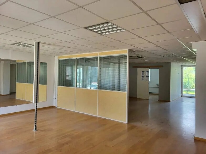 Office in Bayonne for lease - Interior Photo - Image 3 of 6