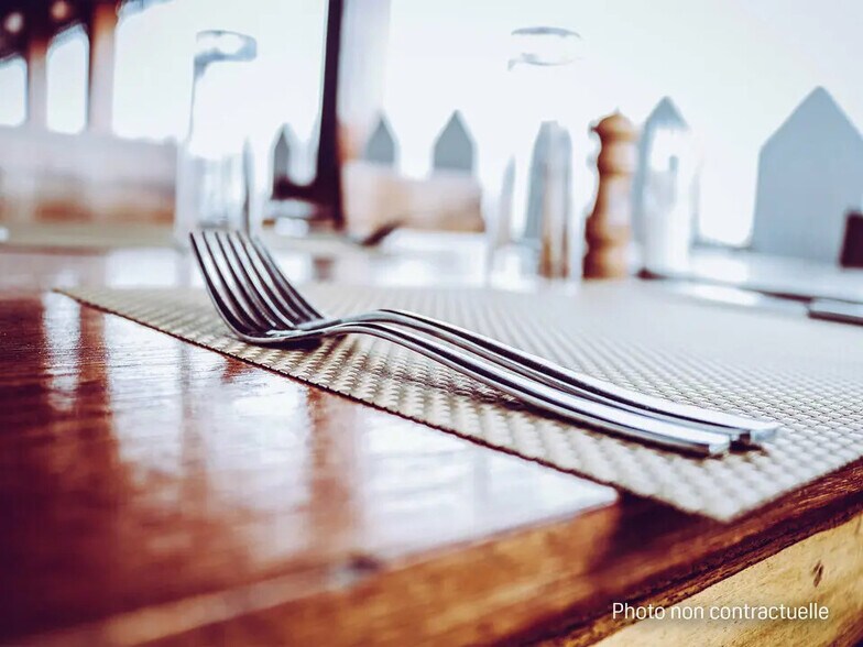 Retail in Lyon for lease - Building Photo - Image 3 of 7