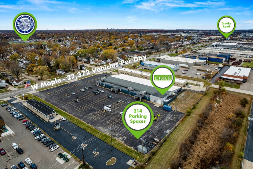 400 W Maple Rd, Troy, MI for lease - Building Photo - Image 3 of 43