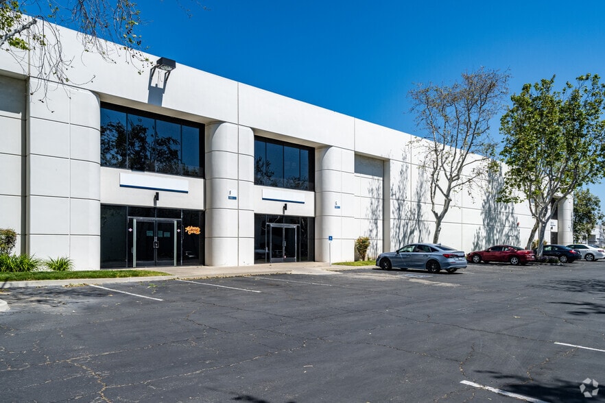 1555 S DuPont Ave, Ontario, CA for lease - Building Photo - Image 3 of 6