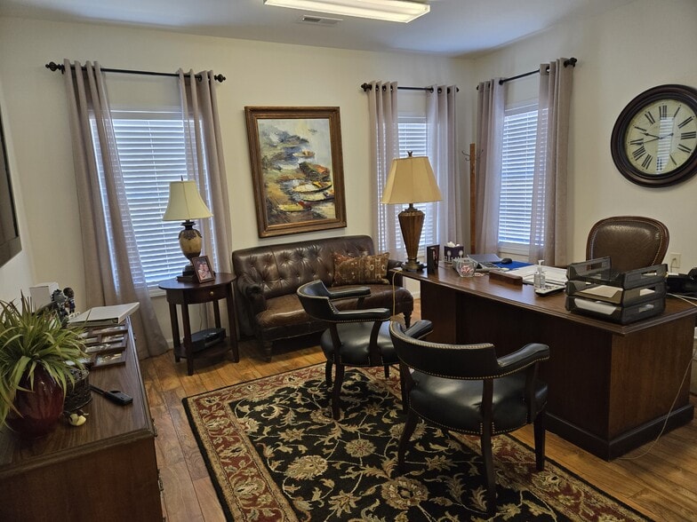 106 N Bridge St, Farmville, VA for sale - Interior Photo - Image 3 of 11