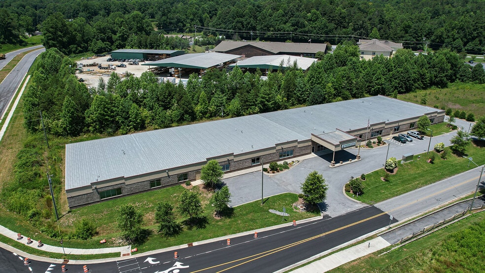 196 Ecusta Rd, Brevard, NC for sale - Primary Photo - Image 1 of 1