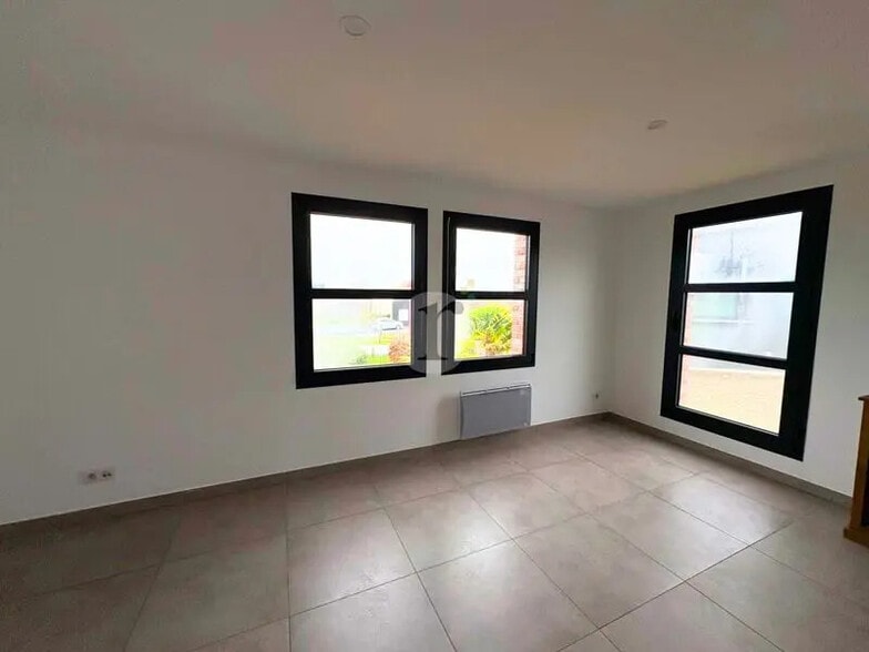 Retail in Mérignies for sale - Interior Photo - Image 3 of 5