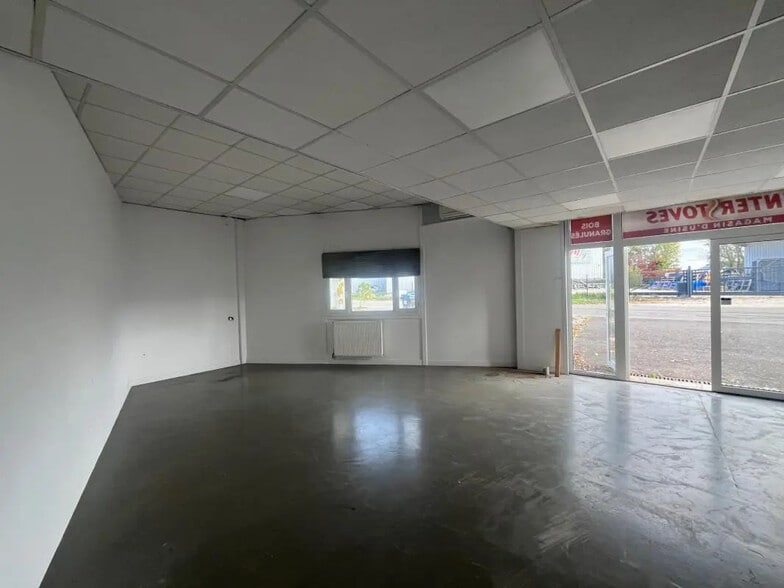 Flex in Montauban for lease - Interior Photo - Image 3 of 5