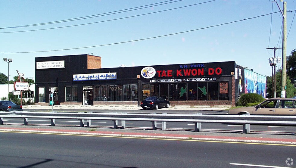 23392341 Hempstead Tpke, East Meadow, NY 11554