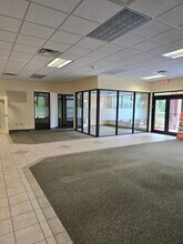 4949 Ridgemoor Blvd, Palm Harbor, FL for lease Interior Photo- Image 1 of 17