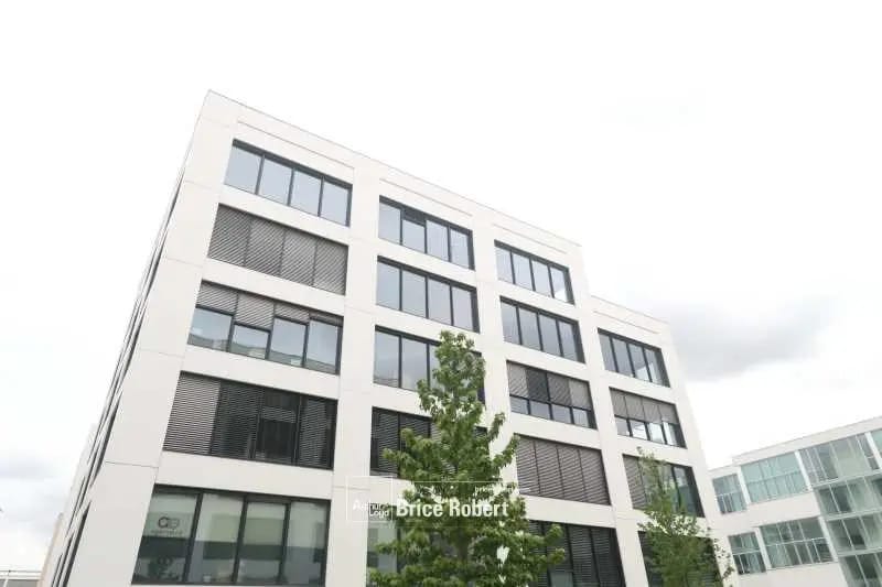 Office in Vaulx-en-Velin for lease - Building Photo - Image 1 of 8