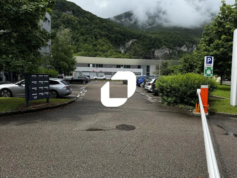 Office in Fontaine for lease - Building Photo - Image 3 of 10