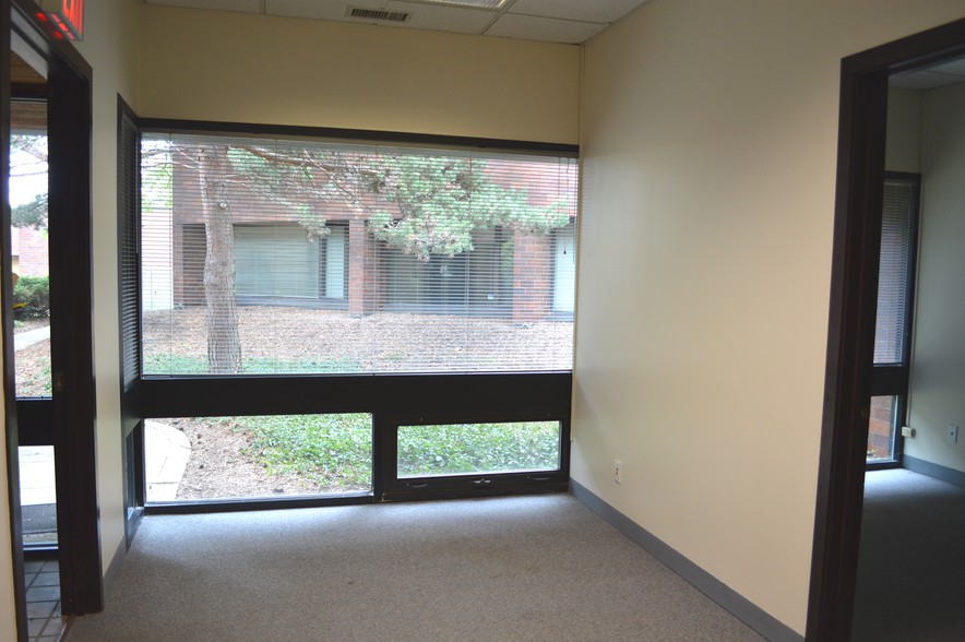 915 N Plum Grove Rd, Schaumburg, IL for lease - Interior Photo - Image 2 of 17