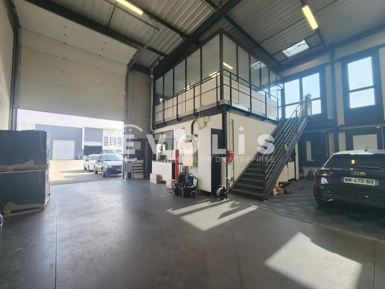 61 Rue Mathieu Dussurgey, Saint-Fons for sale - Interior Photo - Image 2 of 9