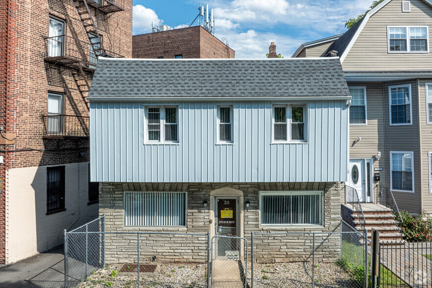 212 S Burnett St, East Orange, NJ for sale - Building Photo - Image 1 of 22