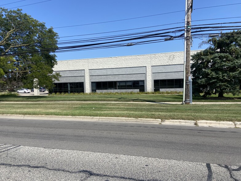 2040 Crooks Rd, Troy, MI for lease - Building Photo - Image 1 of 3