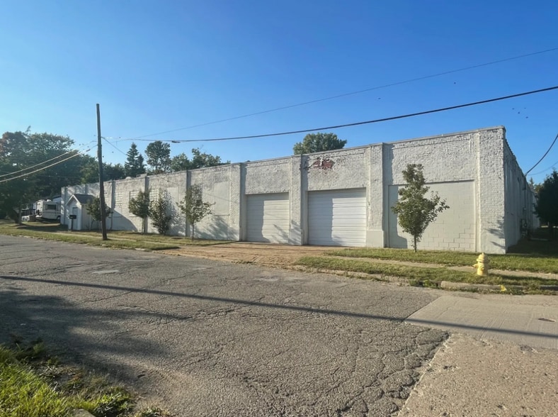 391 E Wilson Ave, Pontiac, MI for lease - Primary Photo - Image 1 of 7
