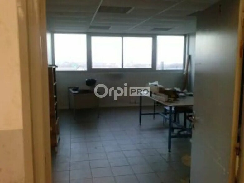 Office in Prémilhat for lease - Interior Photo - Image 3 of 4