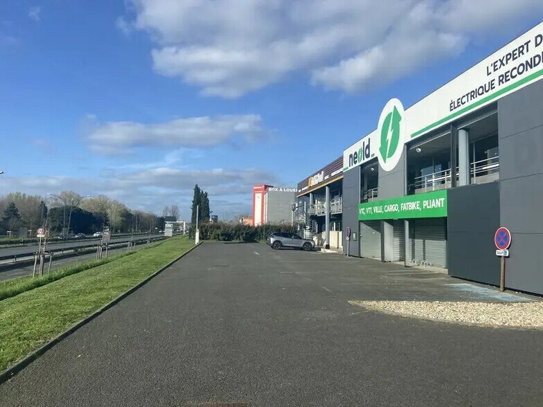 Retail in Bordeaux for lease - Building Photo - Image 1 of 11