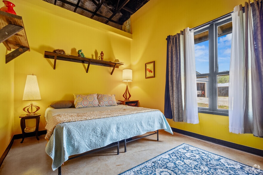 1720 Gruene Rd, New Braunfels, TX for sale - Interior Photo - Image 3 of 8