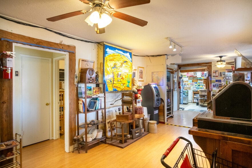 4940 Tennessee Ave, Chloride, AZ for sale - Interior Photo - Image 3 of 45