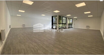 Flex in Villebon-sur-Yvette for lease Interior Photo- Image 1 of 3