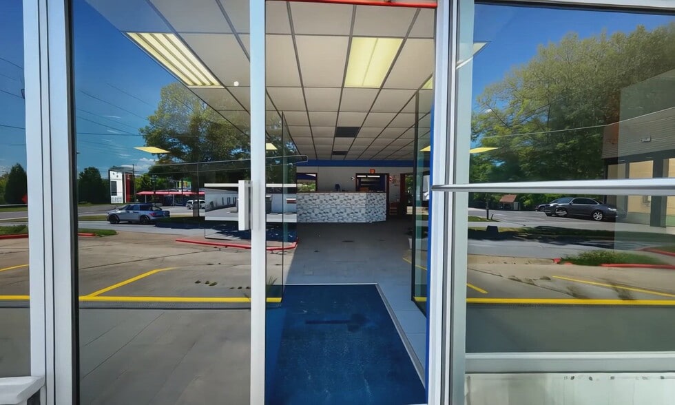 1005 E Grand Ave, Hot Springs, AR for lease - Commercial Listing Video - Image 2 of 44