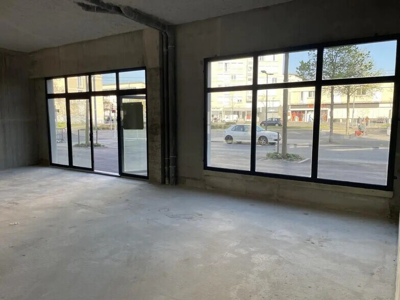 Retail in Caen for sale - Building Photo - Image 3 of 5
