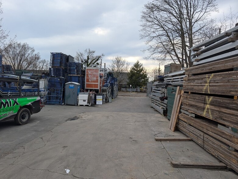 3 Orgill Ave, Bay Shore, NY for lease - Building Photo - Image 3 of 8